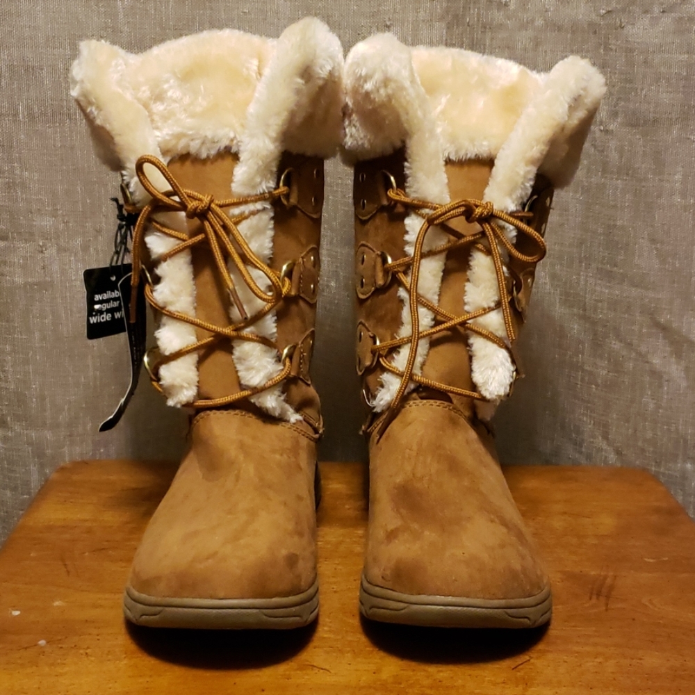 *NWOB* Lace Up Winter Boot